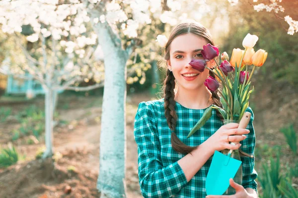 Beautiful girl gardener with flowers. Funny girl planting vegetable in home garden field, relax outdoor activities. — Stock Photo, Image