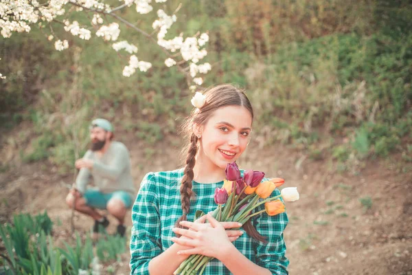 기분좋은 젊은 여자가 꽃을 찌르고 있다. 원예 법. — 스톡 사진