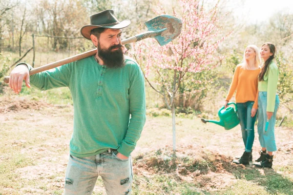 Plants and gardening as spring hobby. Portrait of caucasian male farmer with shovel. Man ready for work. — Stock Photo, Image