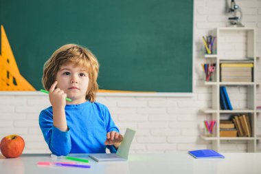 İlkokuldan komik bir çocuk. Okuldaki küçük çocuk. Çocuklar okula hazırlanıyor..