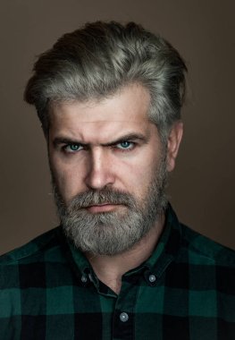 Çok yakışıklı bir adamın yakın portresi. Kendinden emin bir ortadoğulu iş adamının yakın plan portresi..