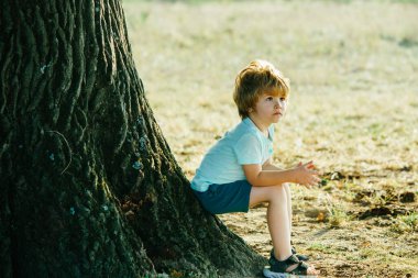 Doğadaki çocuk. Çocuk bakımı. Ufaklık. Küçük çocuk hayatın ve doğanın tadını çıkarıyor. Çocuk dışarıda oynuyor. Güneşli bir günde çocuk.