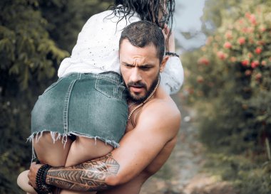 Sevdiğini omzunda taşı. Baskın adam. Tutku ve şehvetli dokunuş. Aile çifti ve seksi kız. Siyah ve beyaz.