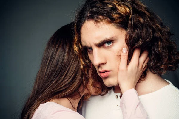 Jovem bonito com mulher isolada. Retrato de perto de sério. Jovem elegante. Isolado em fundo de estúdio cinza. Publicidade para loja de roupas. Conceito de pessoas de estilo de vida . — Fotografia de Stock