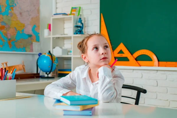 Gyönyörű kislány diák rajzol ceruzával. Aranyos kis óvodás lány az osztályteremben. Általános iskola és oktatás. Oktatási folyamat. — Stock Fotó