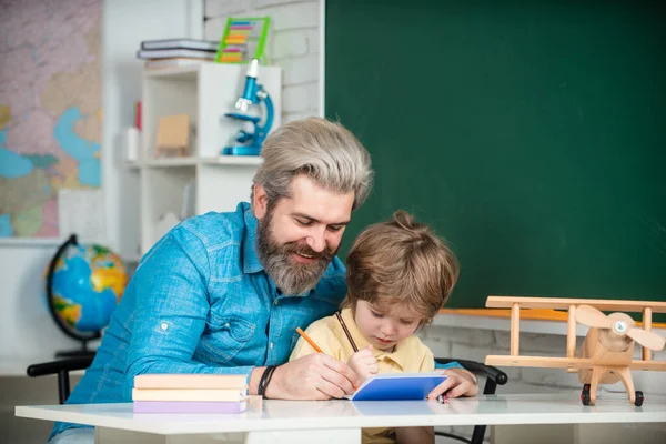 Pojem vzdělání a čtení. Po vyučování. Soukromý doučovatel dětí. Základní škola. Zpátky do školy. Základní student. Školitel základní školy. — Stock fotografie