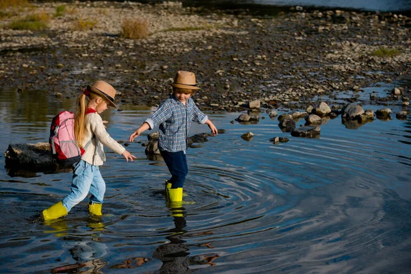 Petits enfants sur la rivière. Camp d'été. Activités estivales pour enfants. Des enfants amusants. Chaque enfance compte . — Photo