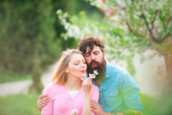 イースターカップル、花の木の近くの若い幸せなカップル。恋の官能的なカップル。晴れた春の日にカップル. — ストック写真