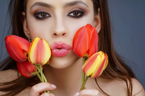 Beauté femmes se sentent bien se détendre avec des flotteurs de tulipes . — Photo