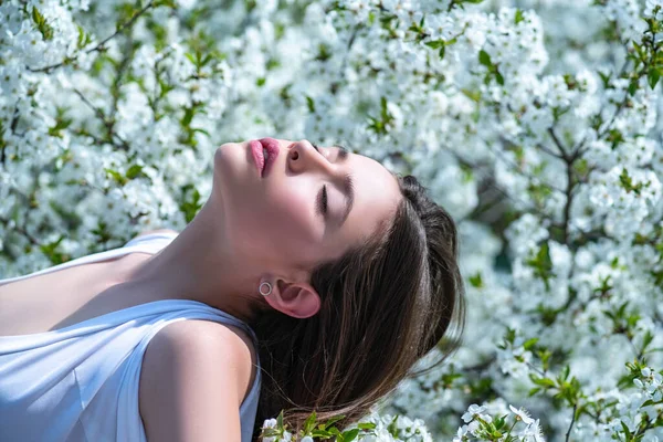 Skönhetstjejen känner våren. Vår solig dag. — Stockfoto