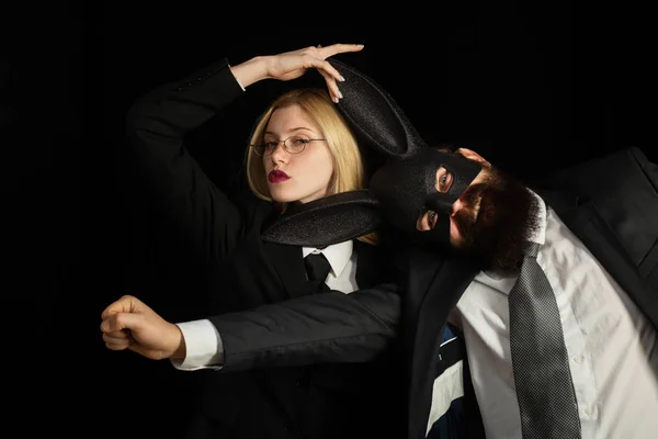 O hipster barbudo com a mulher no terno está pronto para o carnaval. Os amantes estão a brincar. Homem coelho a usar orelhas. Bonito homem barbudo elegante . — Fotografia de Stock