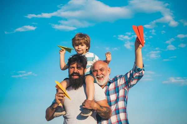 Babalar Günü - Büyükbaba, baba ve oğul kucaklaşıyor ve birlikte eğleniyorlar.. — Stok fotoğraf