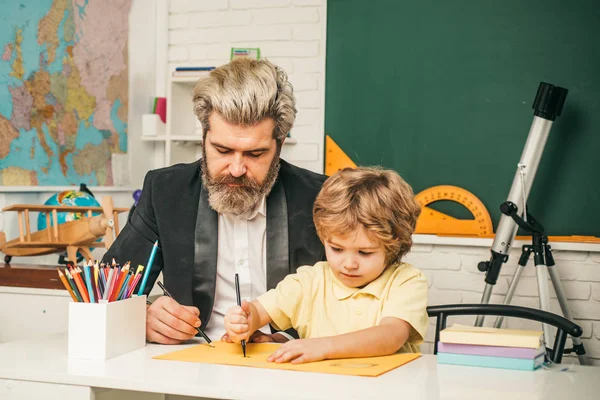 Private Kinderbetreuung. Lern- und Bildungskonzept. Nachhilfe. Nach dem Schulunterricht. — Stockfoto