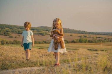 Güle güle. Küçük çocuk küçük kızla vedalaş. Elveda konsepti. Gerçekçi duygular. Küçük bir oğlan ve bir kıza elveda..