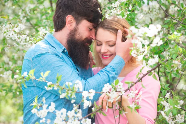 Feliz pareja de Pascua. Pareja disfrutando de un momento en floreciente jardín. Pareja sensual. Pareja enamorada . —  Fotos de Stock