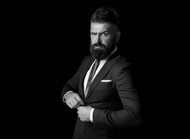 Adam modaya uygun. Lüks klasik takım elbiseler, moda. Klasik takım elbiseli, gömlek ve kravatlı adam. İş adamı kavramı.