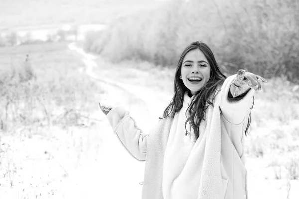 Mujer feliz invierno sobre fondo nevado. Chica hermosa al aire libre. Navidad, concepto de vacaciones de invierno. Nieve . — Foto de Stock