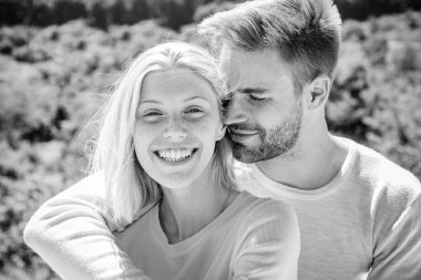 Birbirine aşık bir çiftin portresi. Yumuşak, sıcak, keyifli bir aşk anının tadını çıkarıyorum..