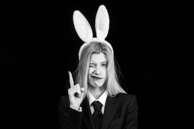 Paskalya tavşanı göz kırpıyor. Mutlu Paskalyalar. Tavşan maskeli kadın. Kulak takan tavşan kadın. Maske takan seksi bir kadın Paskalya tavşanı ve çok şehvetli görünüyor..