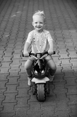 Mutlu çocuk yazın oyuncakla oynuyor. Mutlu bir gün. Uluslararası Çocuk Günü. Aklımda sadece eğlence var..