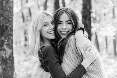 Mutlu arkadaşlar tatili. Dışarıda gülen ve gülen iki mutlu arkadaş.