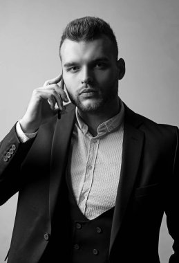 İşadamı telefon mobil çalışır. Klasik takım elbise. Erkek takım elbise moda. Toplantı telefon.