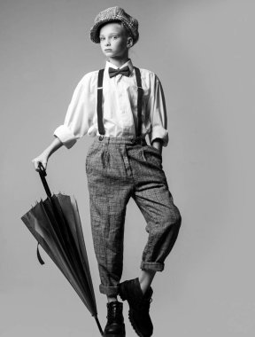 askı ve papyon. damalı bere eski moda çocuk. retro model. vintage charleston partisi. vintage İngilizce tarzı. şemsiye ile retro takım elbiseli genç kız. caz adım moda
