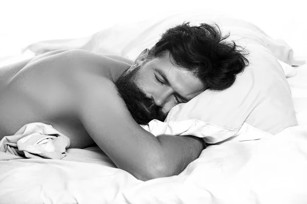 Yataktaki adam. Genç adam yatakta uyuyor. Yatakta uyuyan yakışıklı adam. Dinlenmem gerek.. — Stok fotoğraf