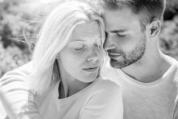 Pareja joven teniendo amor. Un toque sensual. Expresando cuidado y cariño. Disfrutando de un buen fin de semana juntos. Romántico y amor . — Foto de Stock