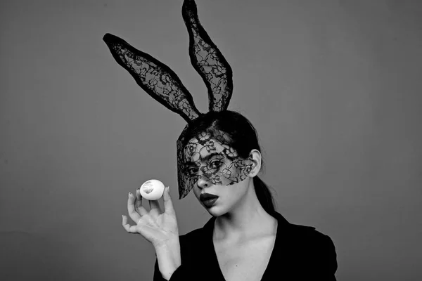 Um beijo de batom no ovo de Páscoa. Mulher de moda em orelhas de coelho com ovo de Páscoa . — Fotografia de Stock