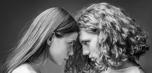 Freundin und Freund haben Date. Ich liebe dich. Familienpaar aus Mann und sexy Mädchen. Zartes Bild eines jungen Paares. Lässiger Stil. Junges schönes verliebtes Paar. Verliebtes Paar auf grauem Hintergrund. — Stockfoto