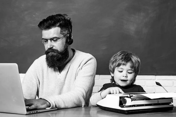 Old typewriter and laptop on table. Concept of technology progress. Father and son. Old and young people. Concept of education and teaching. — Stock Photo, Image