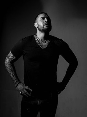 Zayıf ve omurgasız. Mutsuz adam. İspanyol adam mutsuz ve huysuz hissediyor. Mutsuz adam depresyon veya ağrı muzdarip. Mutsuz latino adam yalnız yaşam veya sorun üzerinde ağlıyor