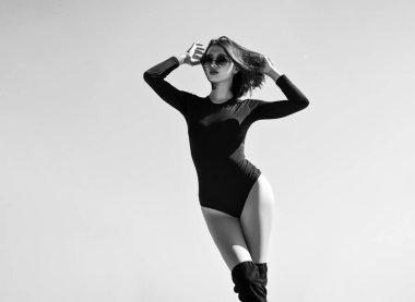 Doğa arka planında şehvetli bir kadın portresi. Şehvetli bir kadın. Seksi kız ön sevişmesi. Şehvetli model kız. Ateşli bebek. Tutku ve cazibe. Güzellik trendleri. Genç güzel kız..