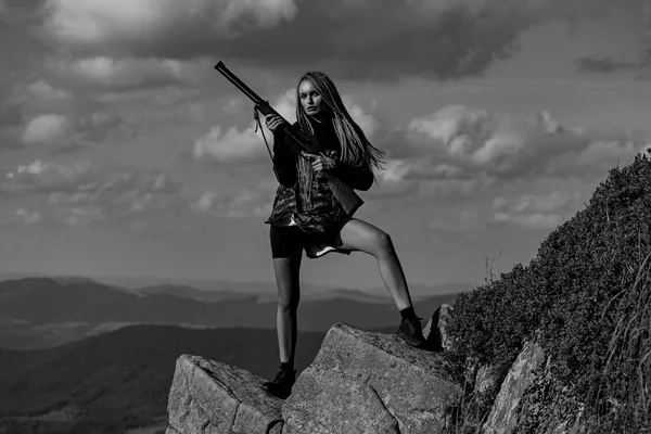Cacciatrice. A caccia in America. Giovane cacciatrice che tiene la pistola e cammina nella foresta. Donna con pistola. Rintraccia. Processo di caccia all'anatra. — Foto Stock
