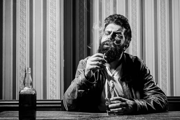 Yakışıklı şık sakallı adam evde işten sonra içiyor. Sarhoş adam. Şık adam. İçkiyi bırak. Hiçbir alkol. Sigara adam. — Stok fotoğraf