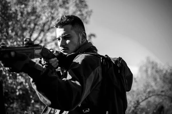 Chasseur avec fusil de chasse en chasse. Gros plan Portrait de hamdsome Hunter . — Photo