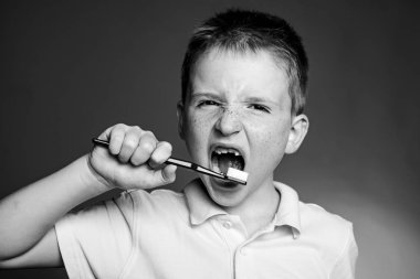 Gülen çocuk kırmızı zemin üzerine izole diş fırçası ile bir diş olmadan. Diş kavramı - genç kız dişlerini fırçalama boş beyaz gömlek gülümseyen. Küçük çocuk Dişlerini fırçalıyor.