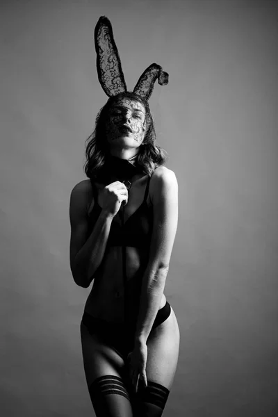 情人节快乐。褐发女郎摆着裸体穿着兔子耳朵。女性与性感的屁股摆穿着兔子耳朵在复活节那天。可爱的兔子。表情面. — 图库照片