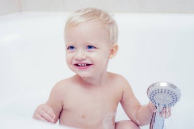 Çocuklar banyo eğlenceli. Banyo. Mutlu çocukluk. Hijyen ve genç çocuklar için bakım. Sevimli küçük çocuk banyoda banyo almak gülümseyen.