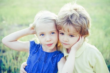 Mutlu şirin çocuğun yaz portresi. Mutlu Çocuk yaz sahasında. Güzel çocuklar. İlk aşkım. Mutlu çocukluk oynayan çocuk. Çocuk arkadaşlığı ve nezaketi kavramı. Tatlı melek çocuklar..
