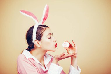 Mutlu paskalyalar. Dudaklar ve Paskalya, Paskalya yortusu yumurta üzerinde ruj öpücük izi. Paskalya tavşanı kadın, tavşan ve kız. Yumurtası avı.