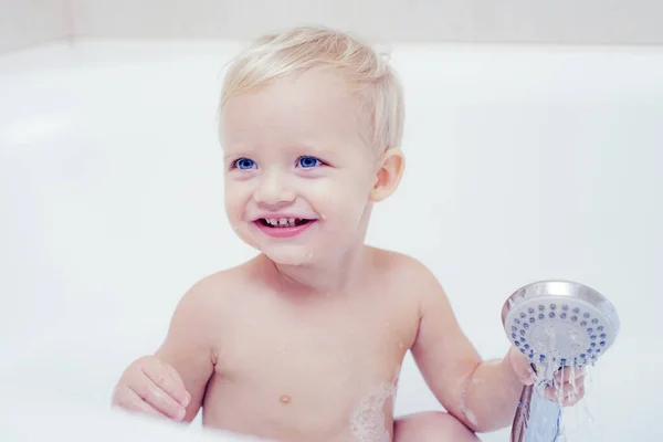 Banho divertido para crianças. Banho. Feliz infância. Higiene e cuidados para crianças pequenas. Adorável menino sorrindo enquanto tomar um banho no banheiro . — Fotografia de Stock