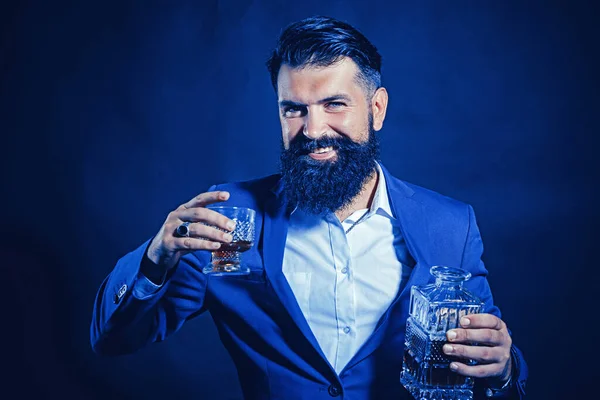 Alkohol-Konzept. Alkohol trinken. Retro Vintage Mann mit Whiskey oder Scotch. — Stockfoto