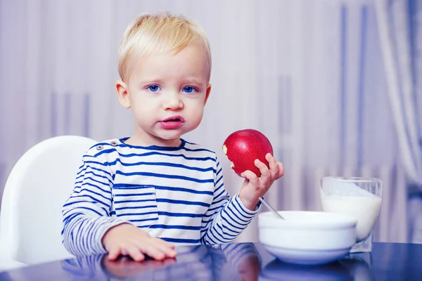 Niño lindo bebé desayunando. Nutrición del bebé. Come sano. Un niño comiendo bocadillos. Nutrición saludable. Concepto vitamínico. El niño come manzana. Niño lindo niño sentarse a la mesa con plato y comida. Alimento saludable — Foto de Stock