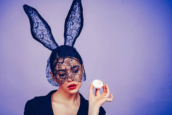 Mujer de moda en orejas de conejo con huevo de Pascua. Labios y Pascua, impresión de beso de lápiz labial en huevo de Pascua . —  Fotos de Stock