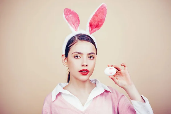 Feliz Pascua. Lápiz labial beso huella en huevo de Pascua. Conejita de Pascua mujer, conejo y niña. Retrato de una mujer feliz con orejas de conejo. Caza de huevos . —  Fotos de Stock