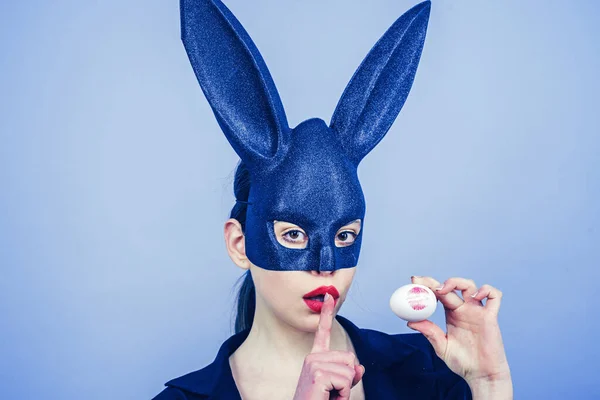 Caza de huevos. Lápiz labial beso huella en huevo de Pascua. Mujer conejita. Feliz Pascua. Chica con orejas de conejo de encaje. Labios y Pascua, impresión de beso de lápiz labial en huevo de Pascua . — Foto de Stock