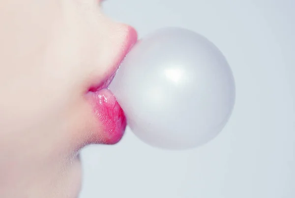 Female lips blowing pink bubble gum. Closeup of a woman face with pink lips and gum bubble. emale lips holding shiny pink bubble from chewing gum. pop art background. doing bubble with chewing gum — Stock Photo, Image