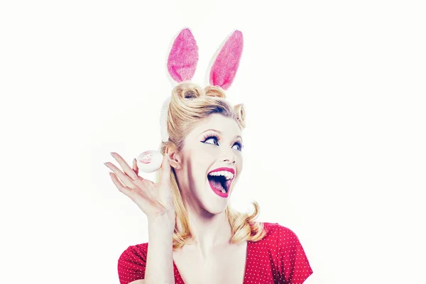 Pasen vrouw. De vrouw draagt een masker paashaas en ziet er zeer sensueel. Pinup vrouw in bunny oren met paaseieren. Sexy model gekleed in kostuum paashaas. — Stockfoto